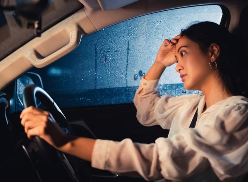 Tips Aman Berkendara Saat Hujan Deras di Musim Peralihan Cuaca