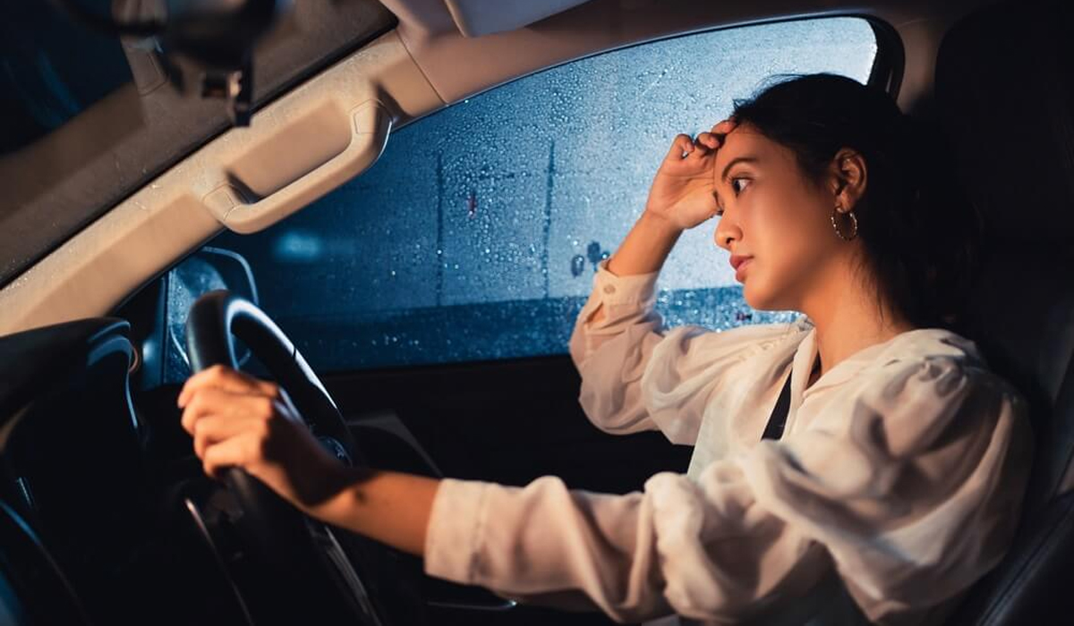 Tips Aman Berkendara Saat Hujan Deras di Musim Peralihan Cuaca